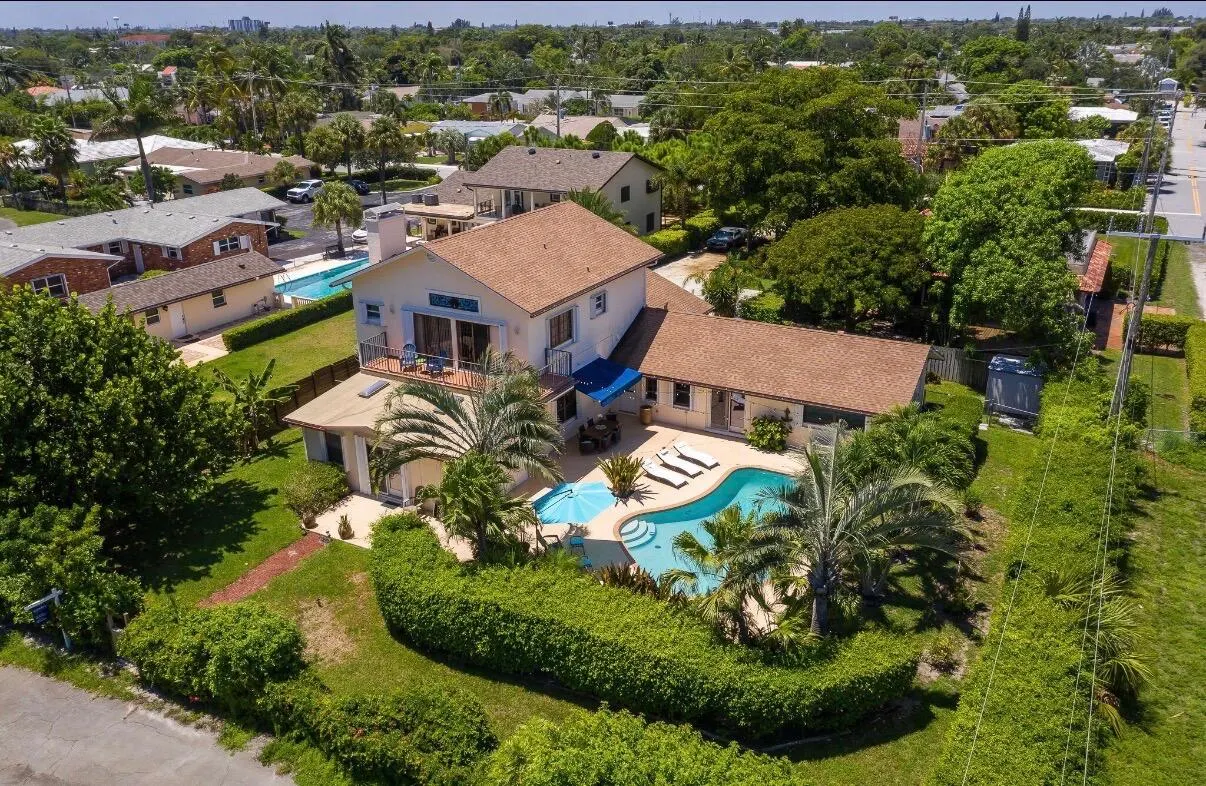 1324 N Lakeside Drive