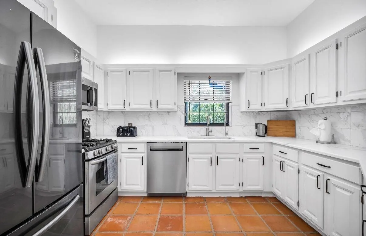 1324 N Lakeside Drive