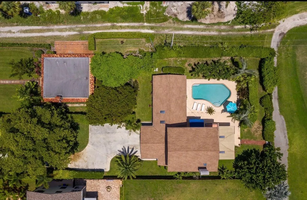 1324 N Lakeside Drive