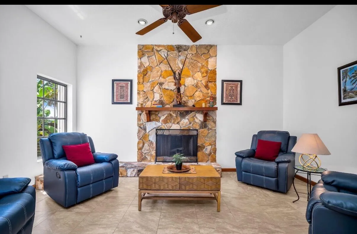 1324 N Lakeside Drive