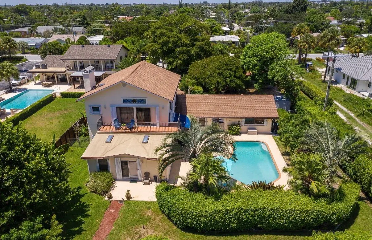 1324 N Lakeside Drive
