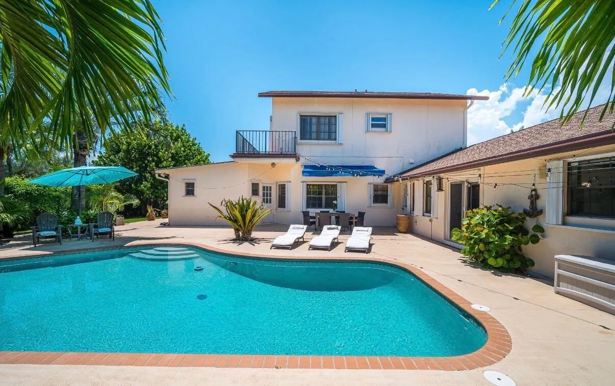 1324 N Lakeside Drive