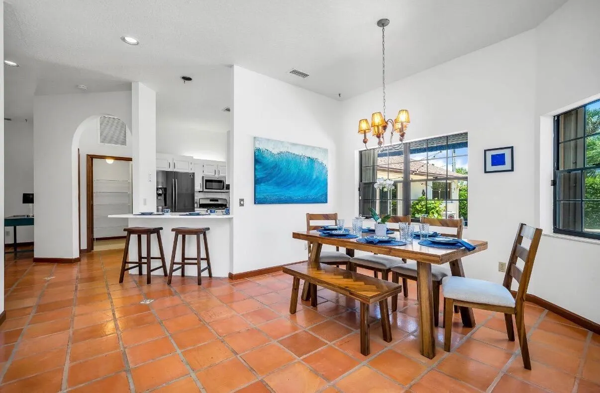 1324 N Lakeside Drive
