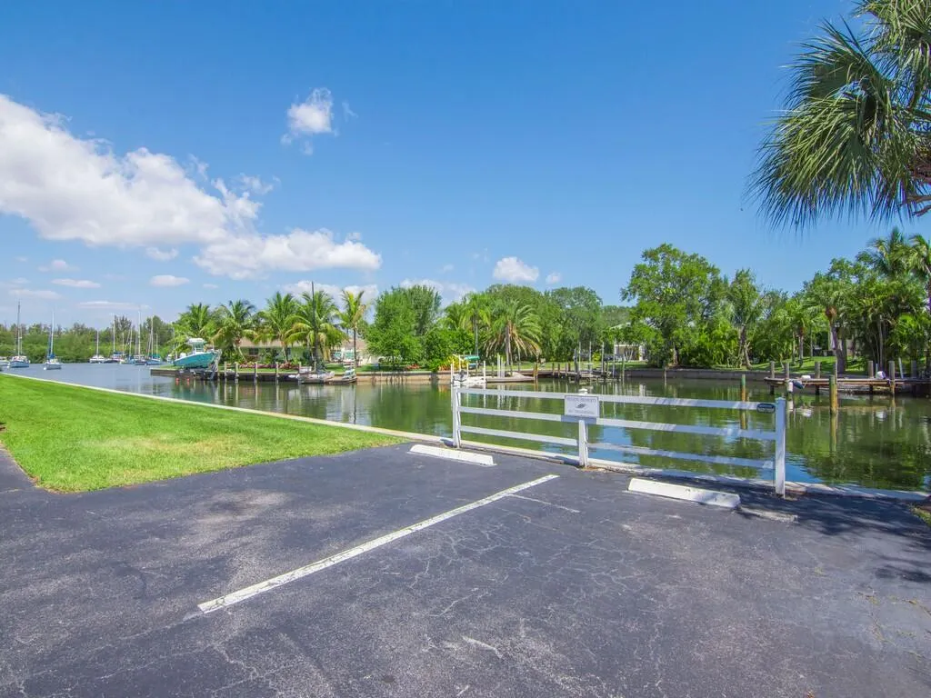 200 GREYTWIG Road #213