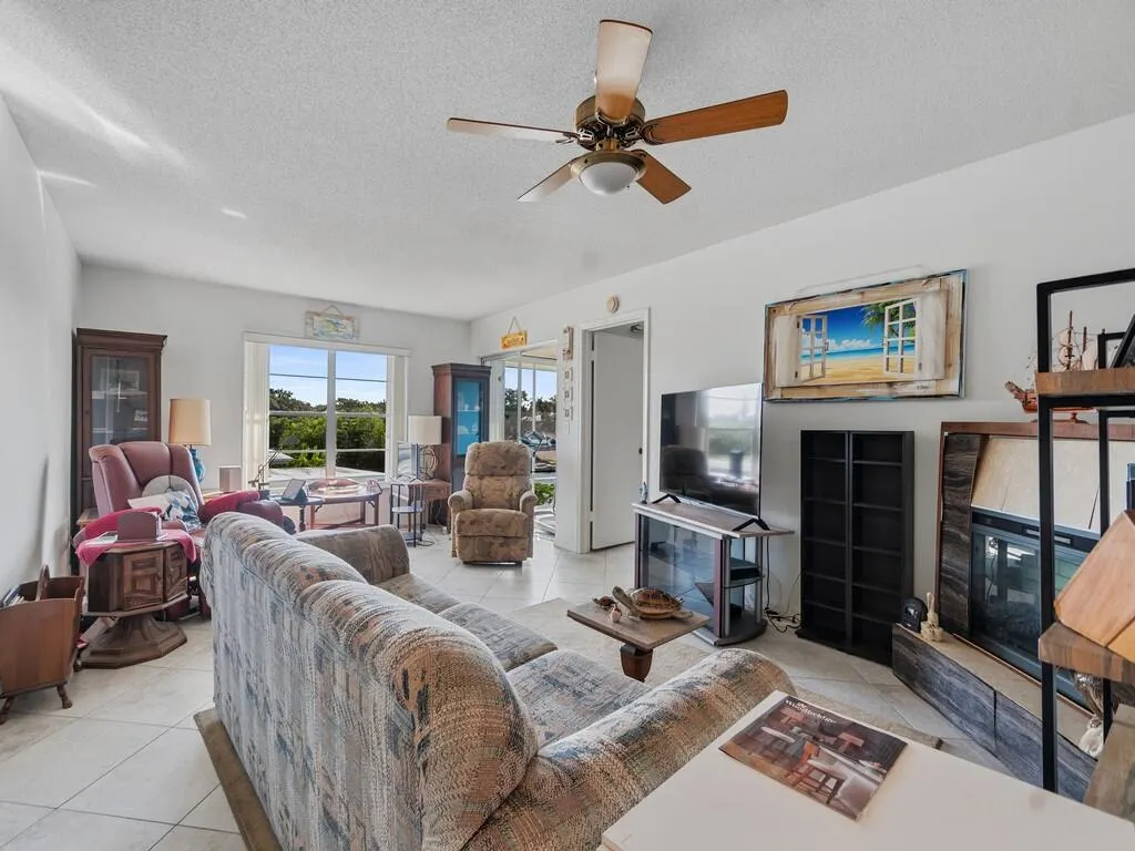 200 GREYTWIG Road #213