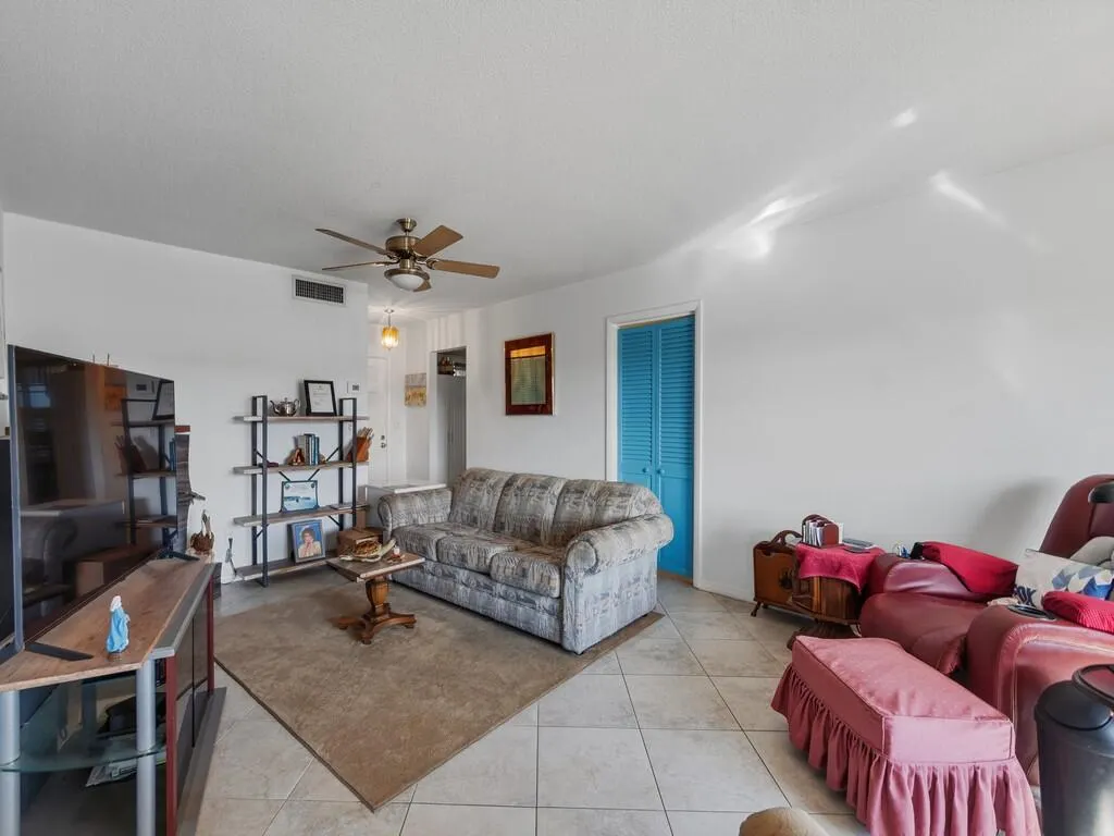 200 GREYTWIG Road #213