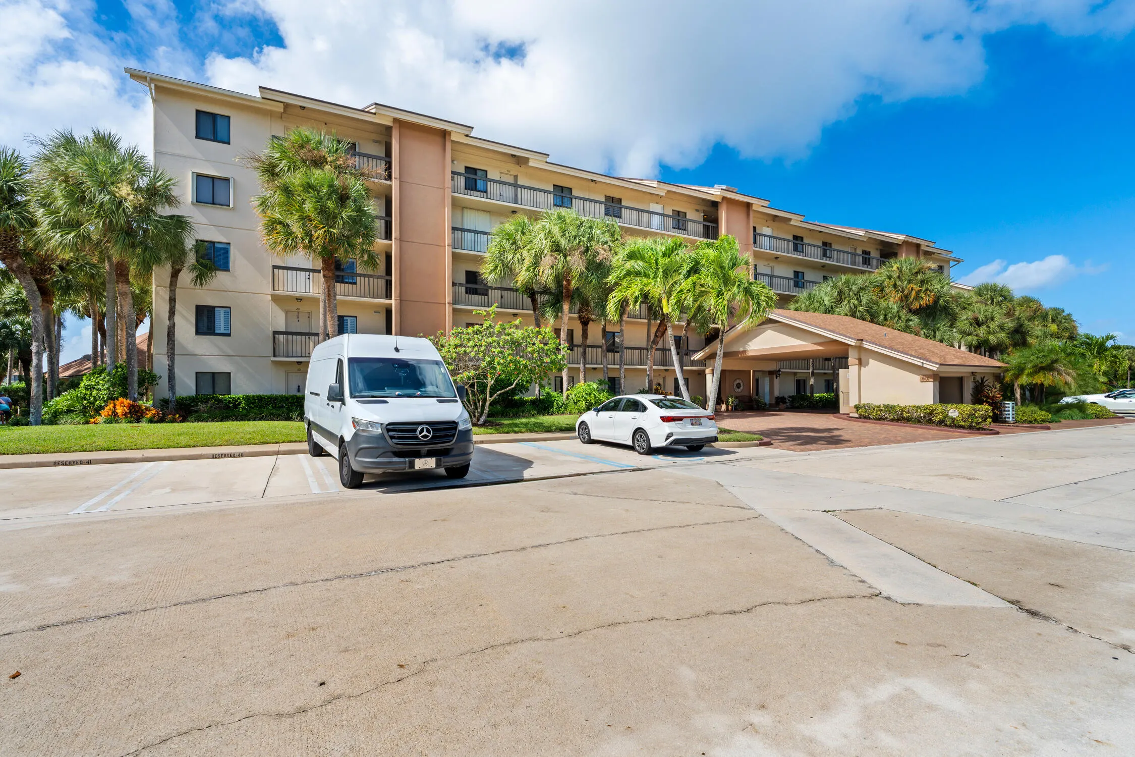 601 SEAFARER Circle #405