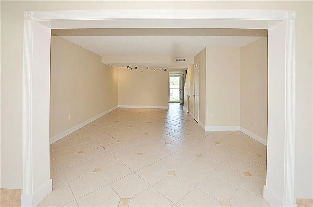 1901 INDIAN RIVER Boulevard #212