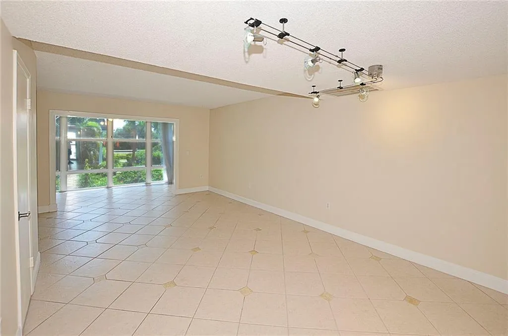 1901 INDIAN RIVER Boulevard #212
