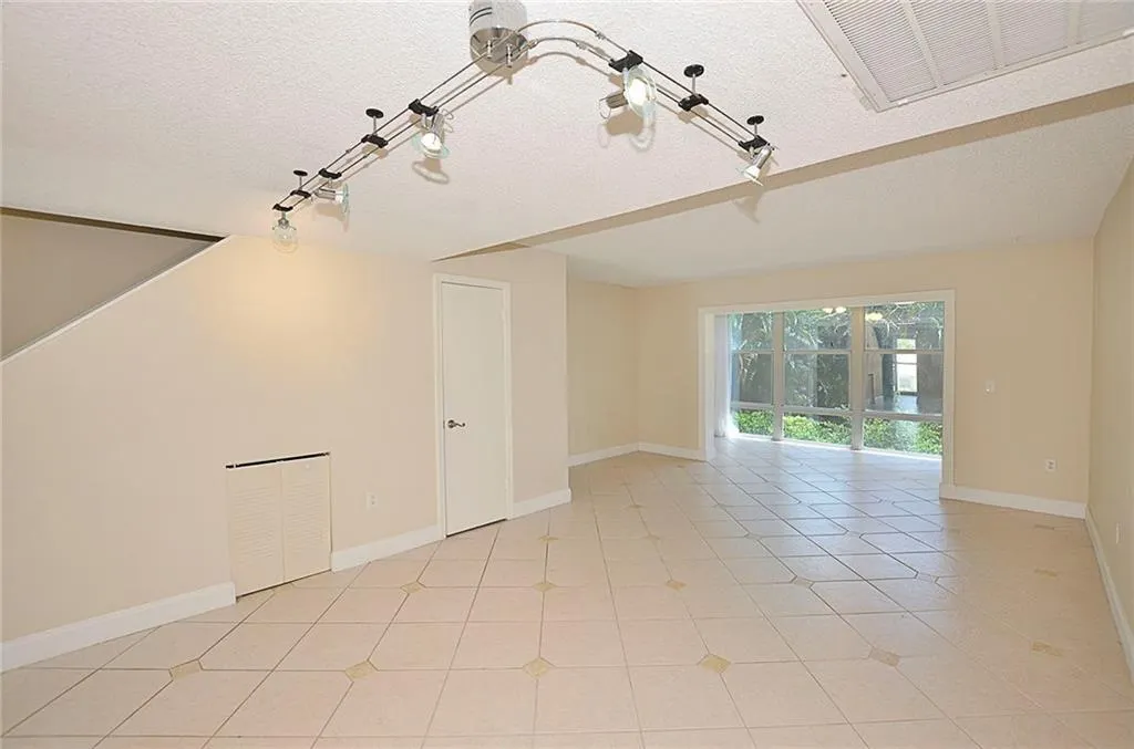 1901 INDIAN RIVER Boulevard #212