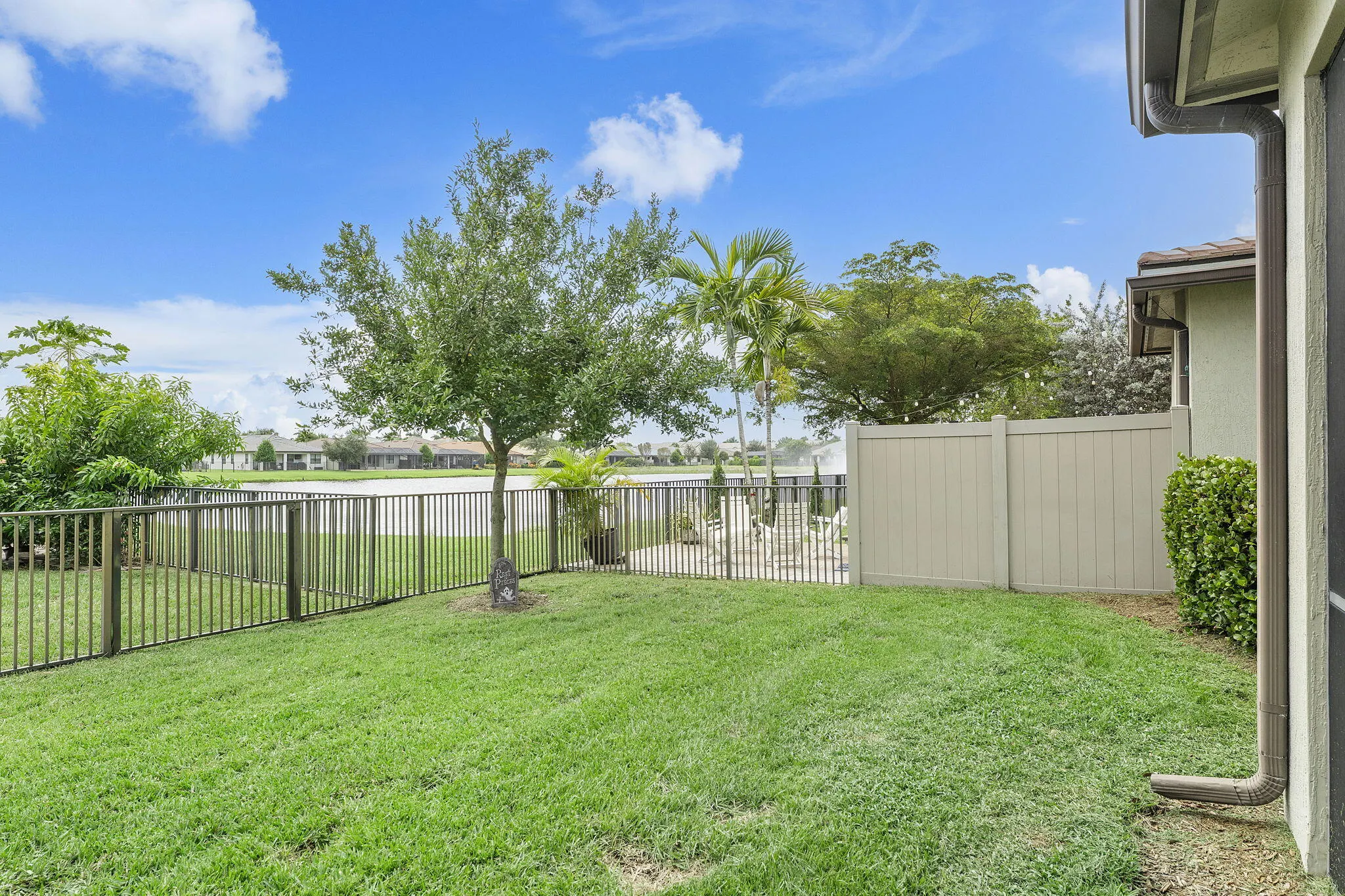 8283 REARING Lane