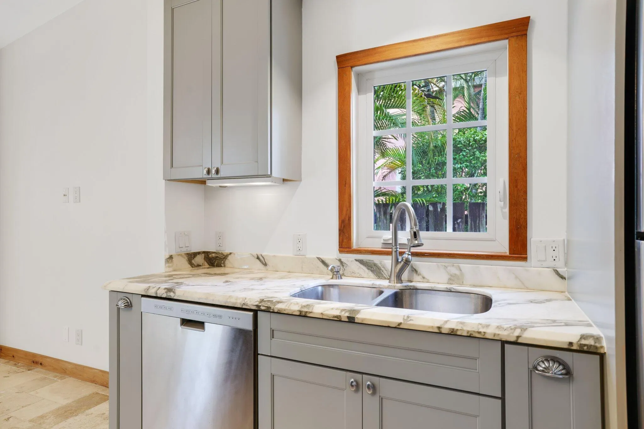 42 Palm Square