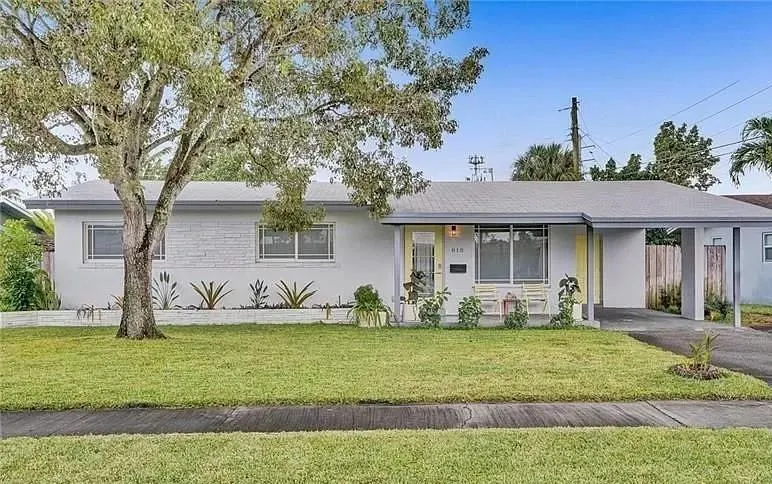 818 NW 28th Ct