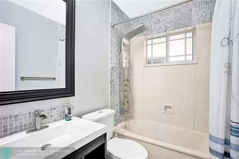 818 NW 28th Ct