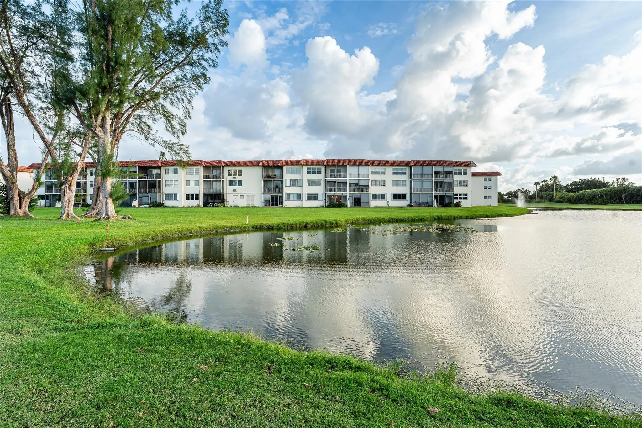 9611 N Hollybrook Lake Drive #107