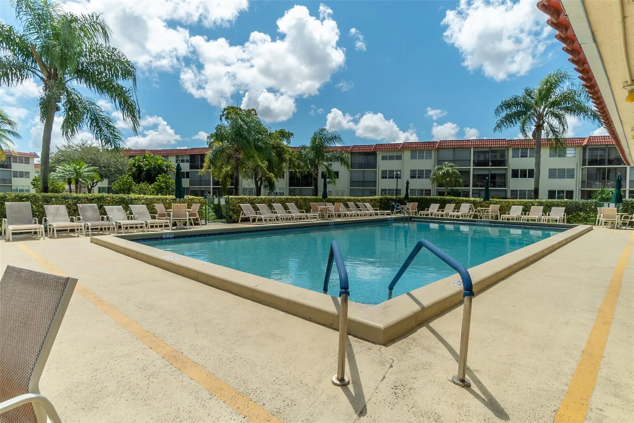9611 N Hollybrook Lake Drive #107