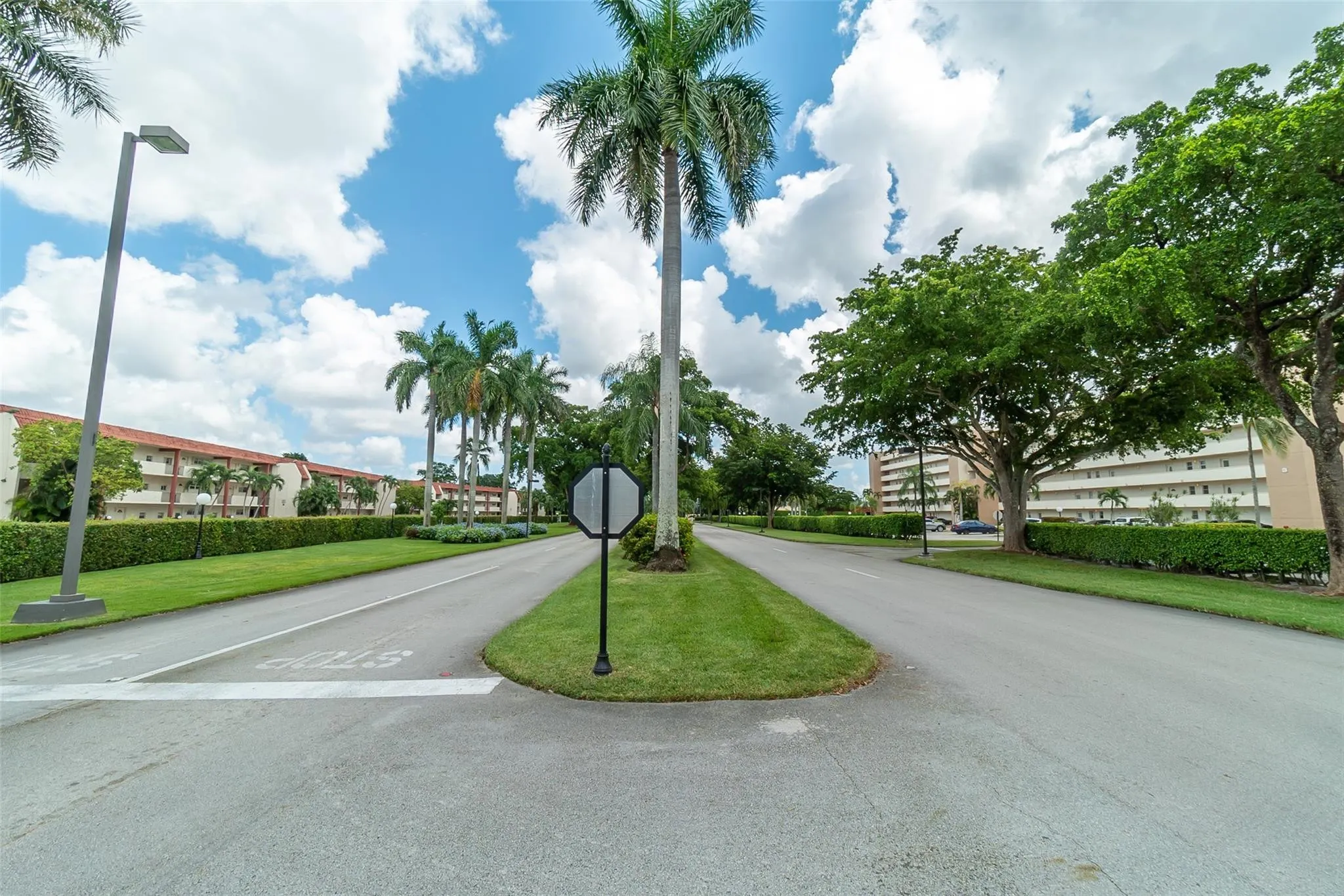 9611 N Hollybrook Lake Drive #107