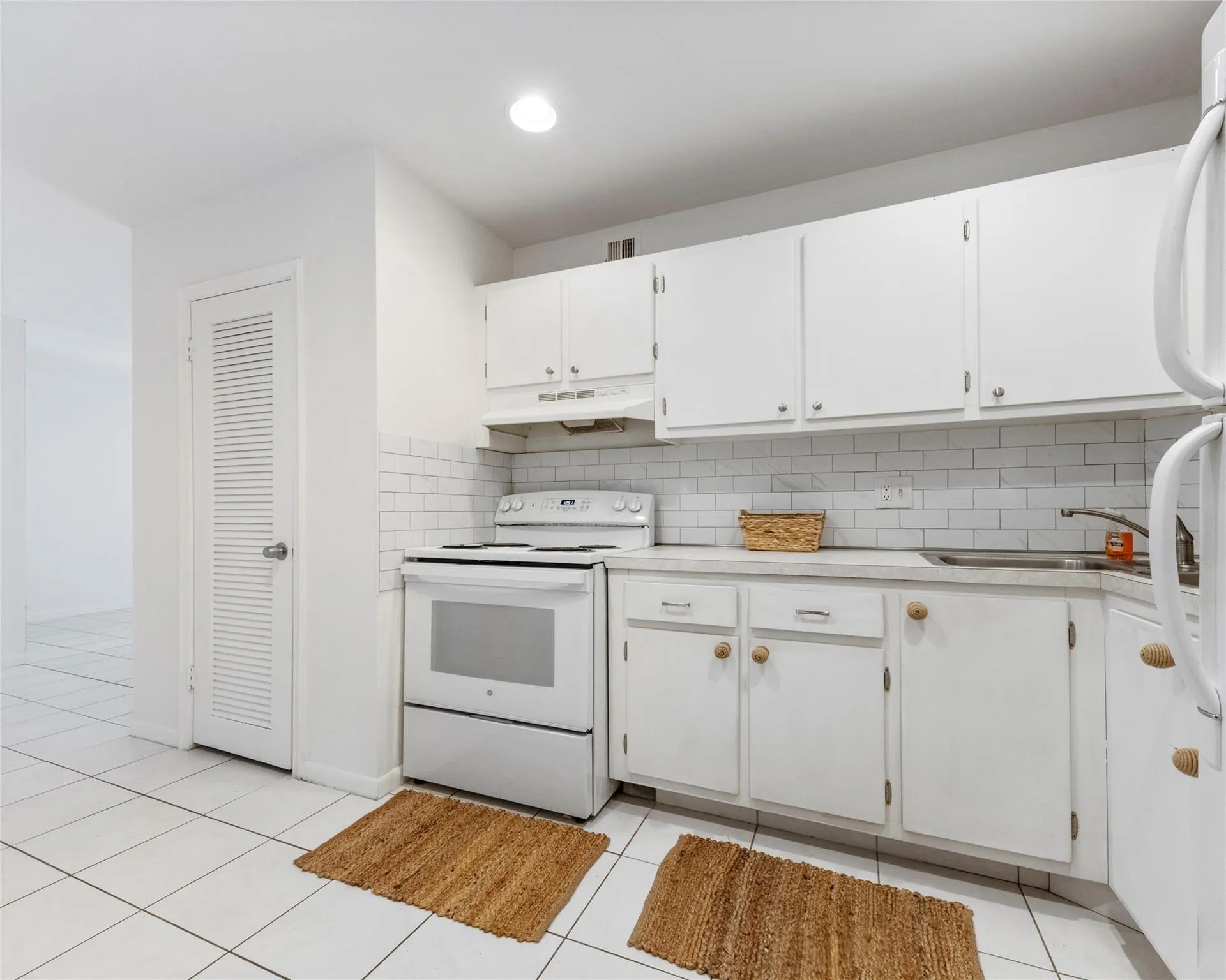 1950 N Andrews Ave, #210D