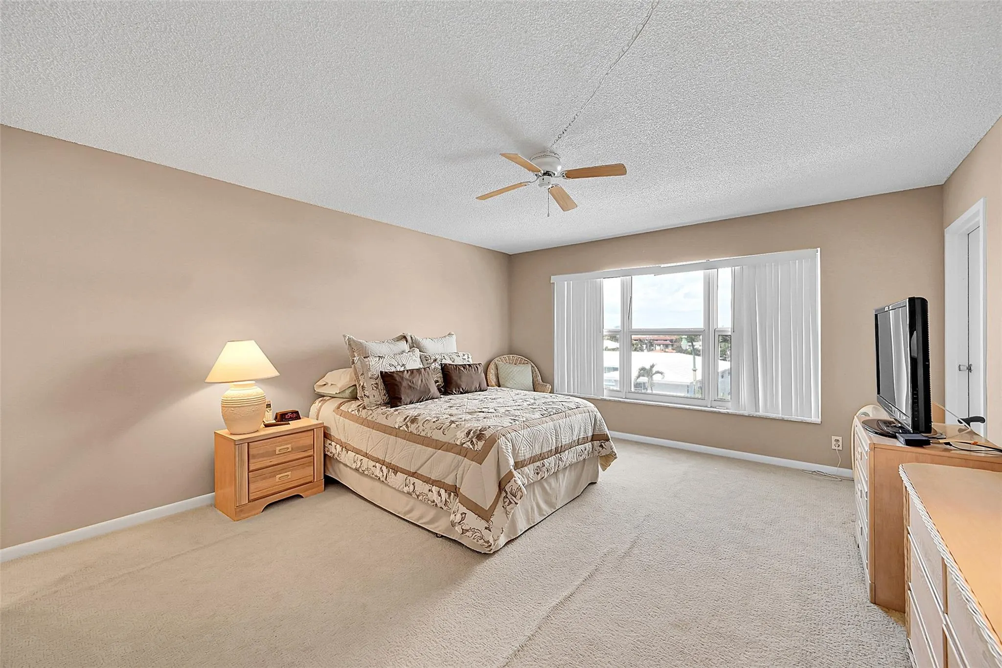 4540 N Ocean Dr, #406