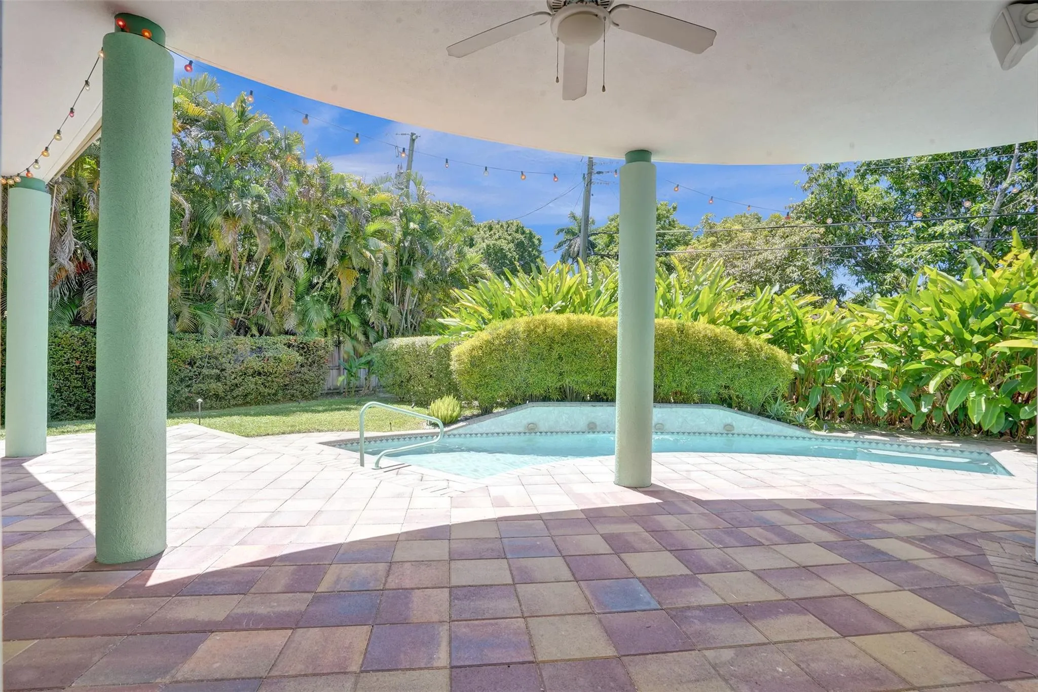 300 NW 21st Ct