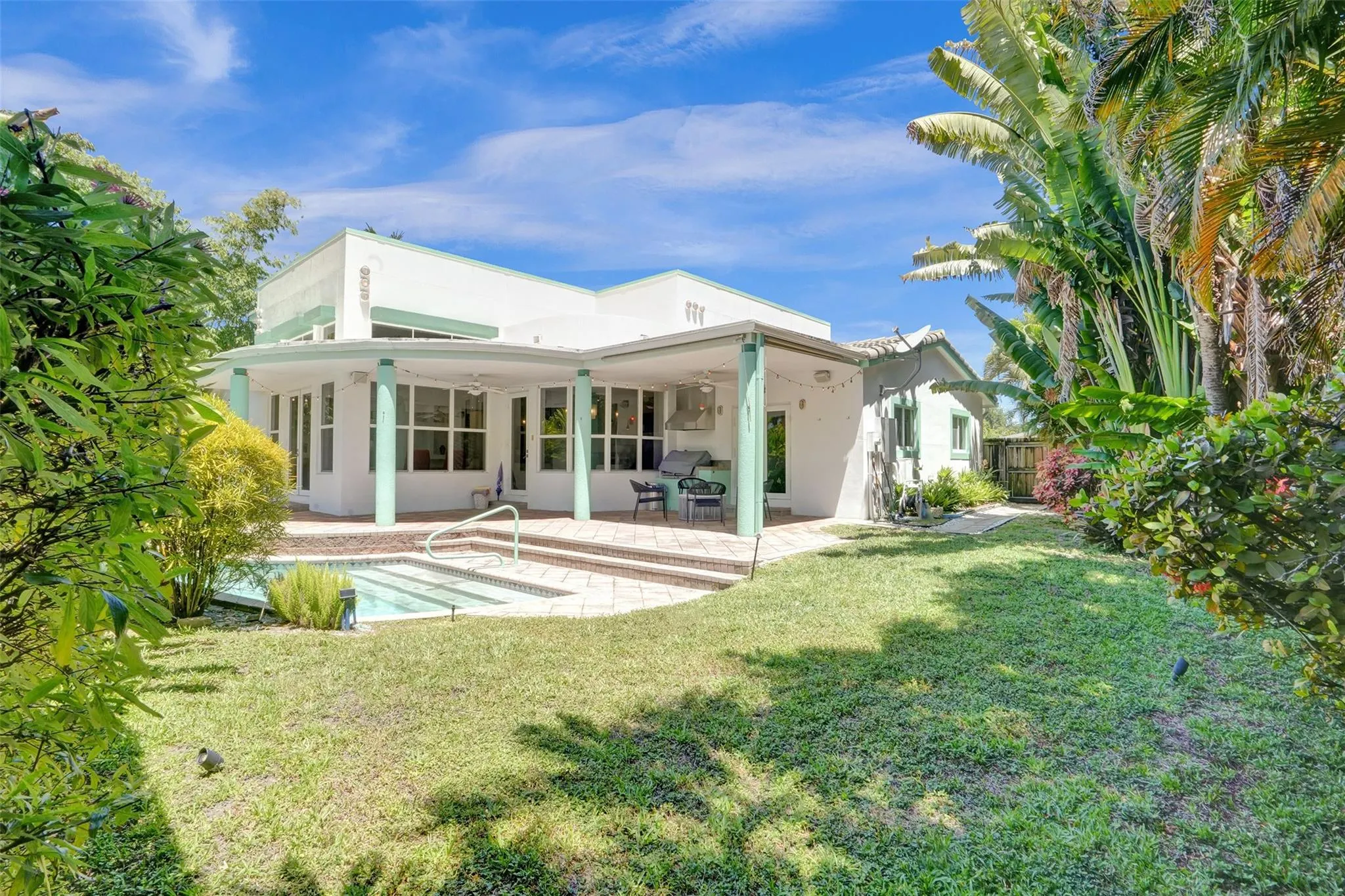 300 NW 21st Ct