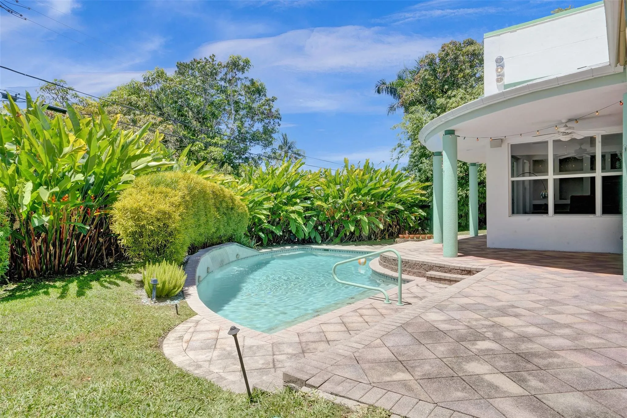 300 NW 21st Ct
