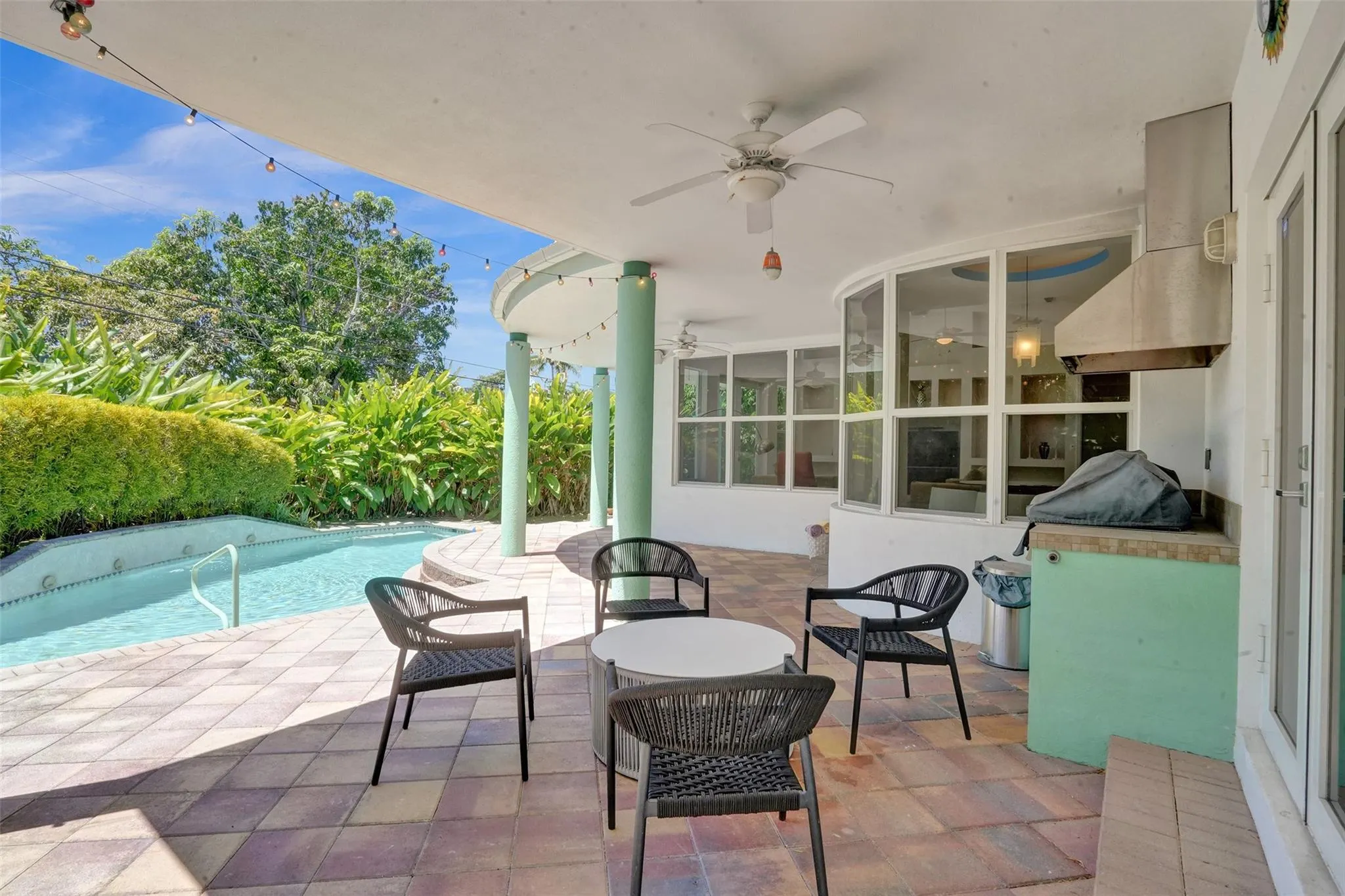 300 NW 21st Ct