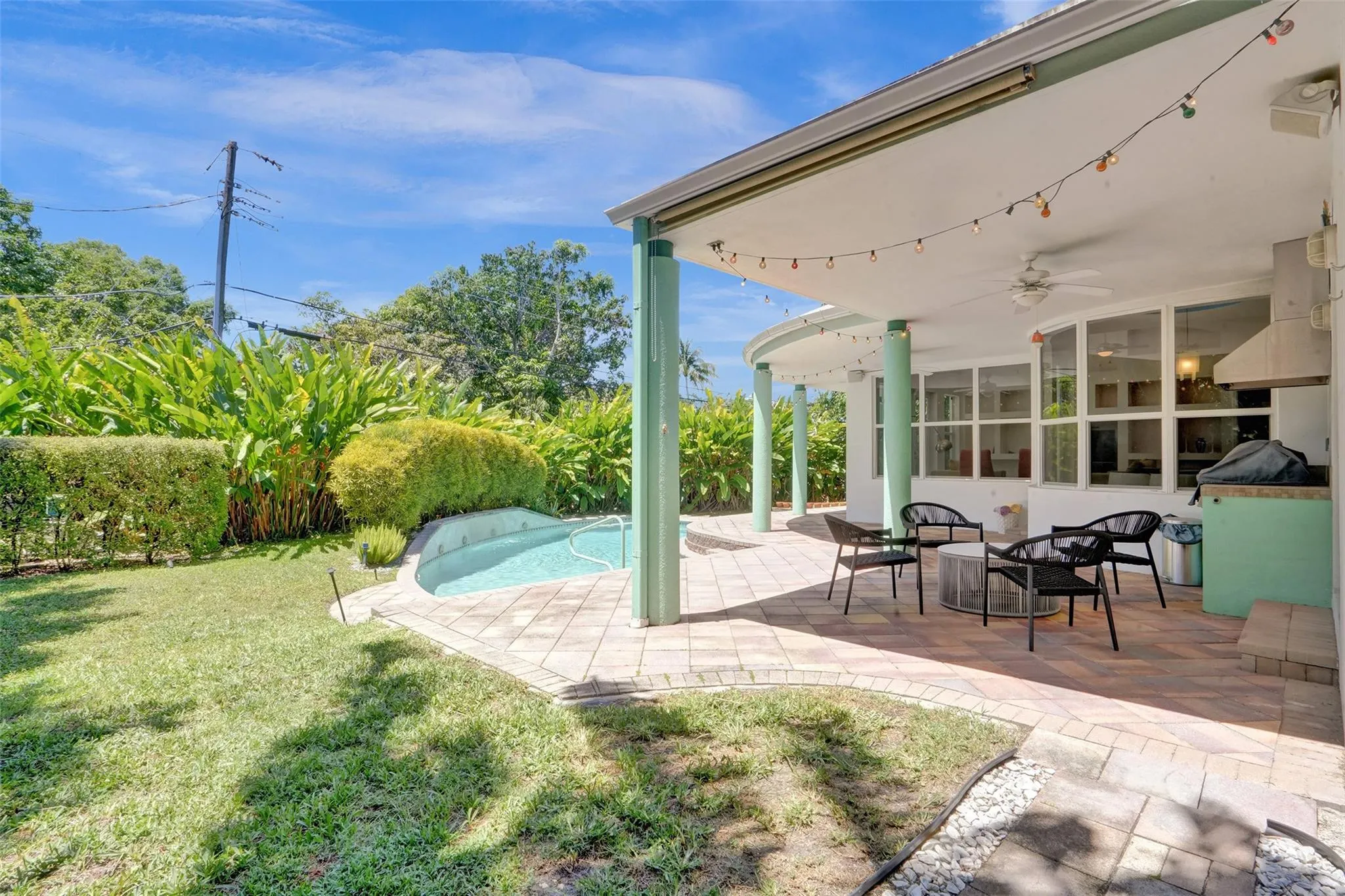 300 NW 21st Ct