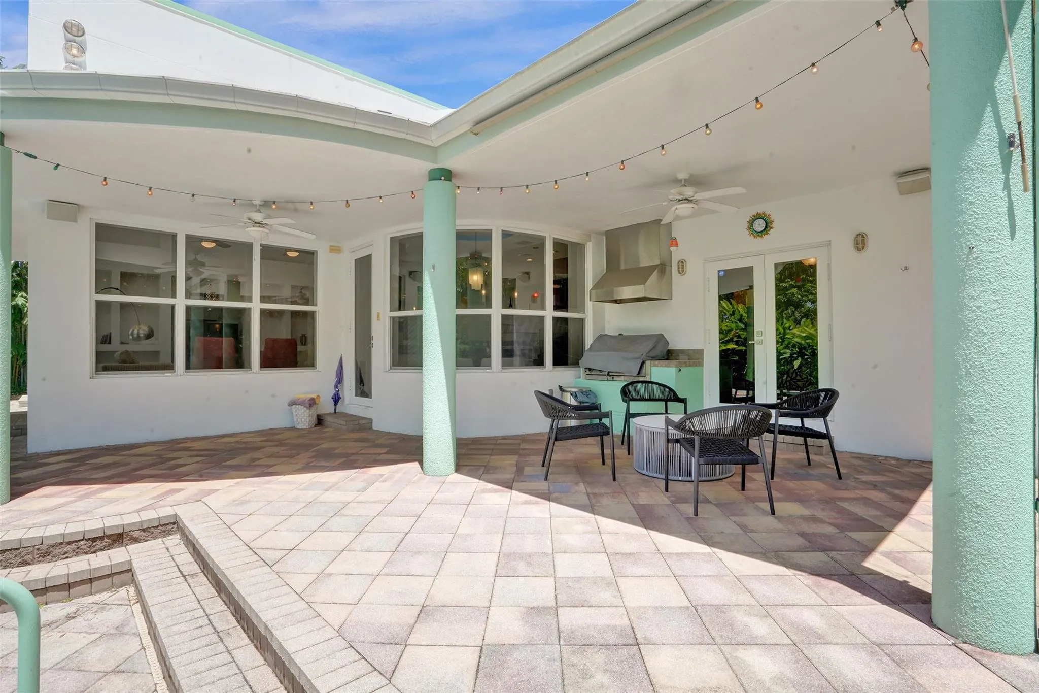 300 NW 21st Ct