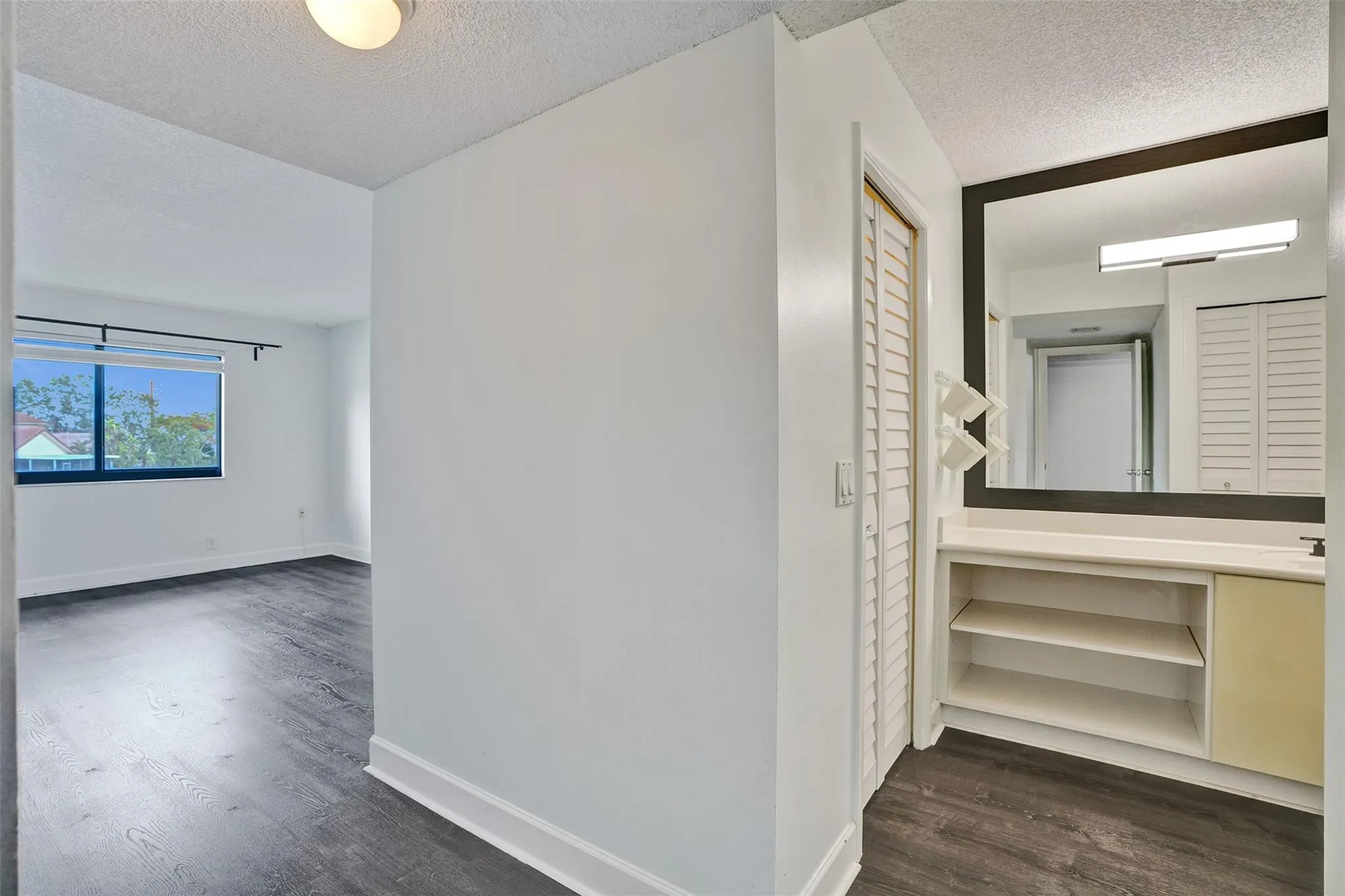 374 Lakeview Dr, #203