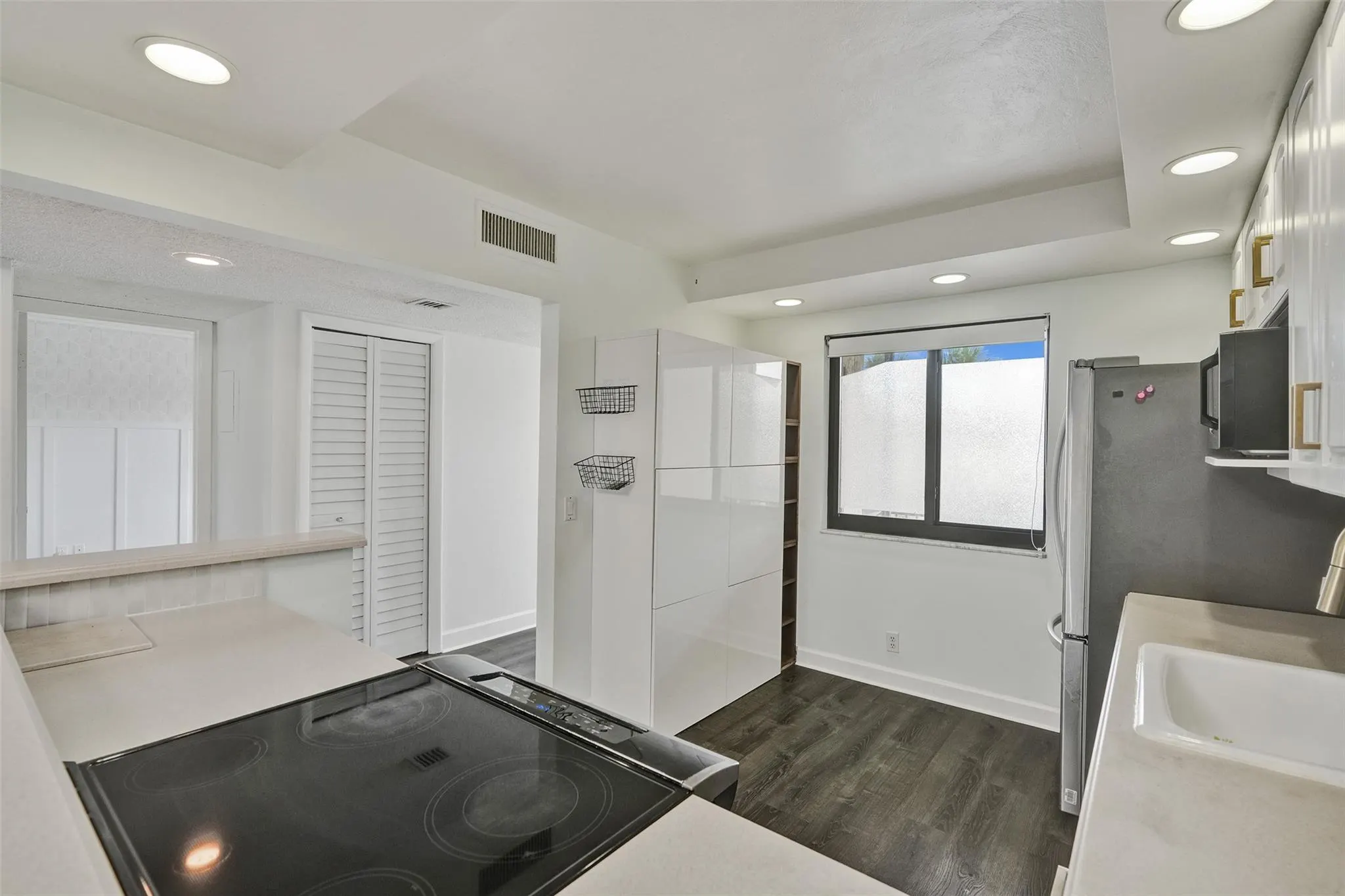 374 Lakeview Dr, #203