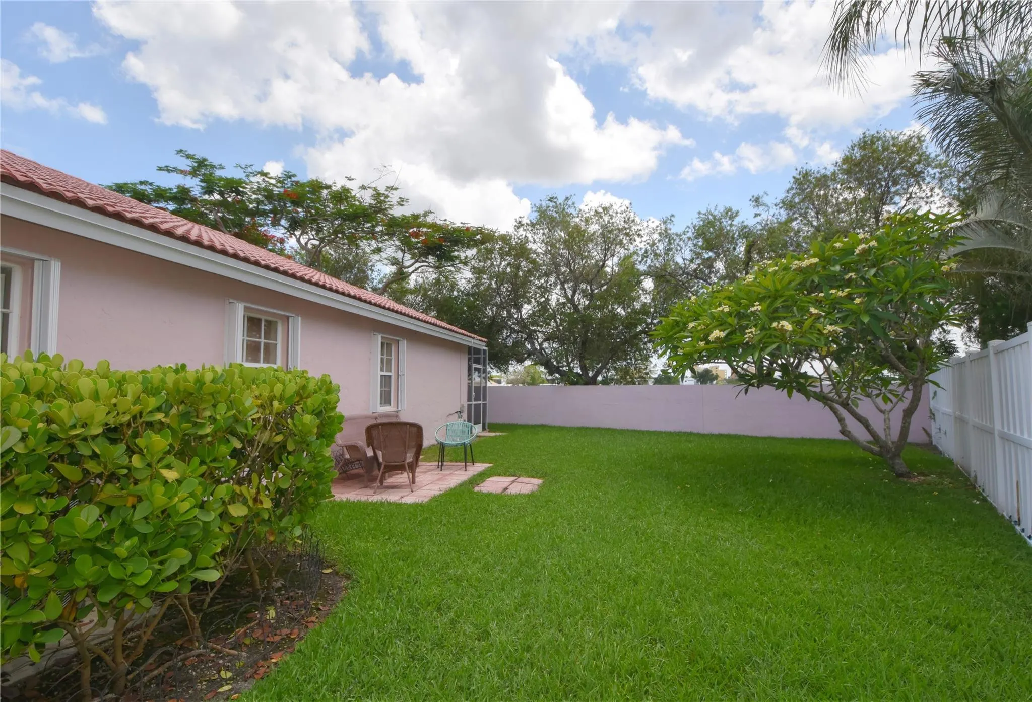 98 Gables Blvd