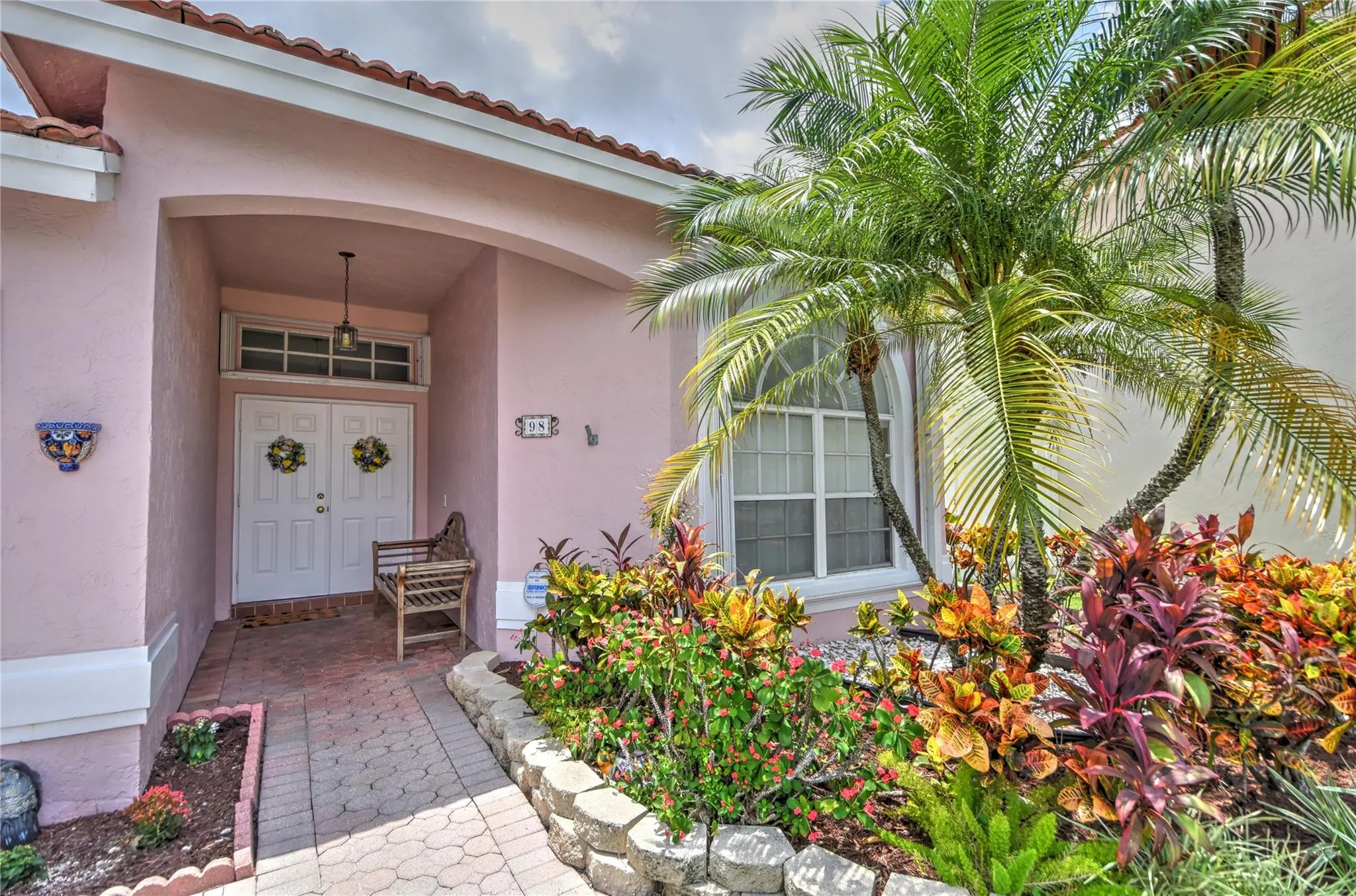 98 Gables Blvd