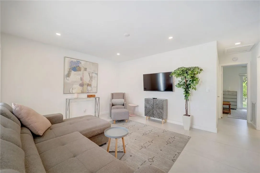 50 NE 30th Ct