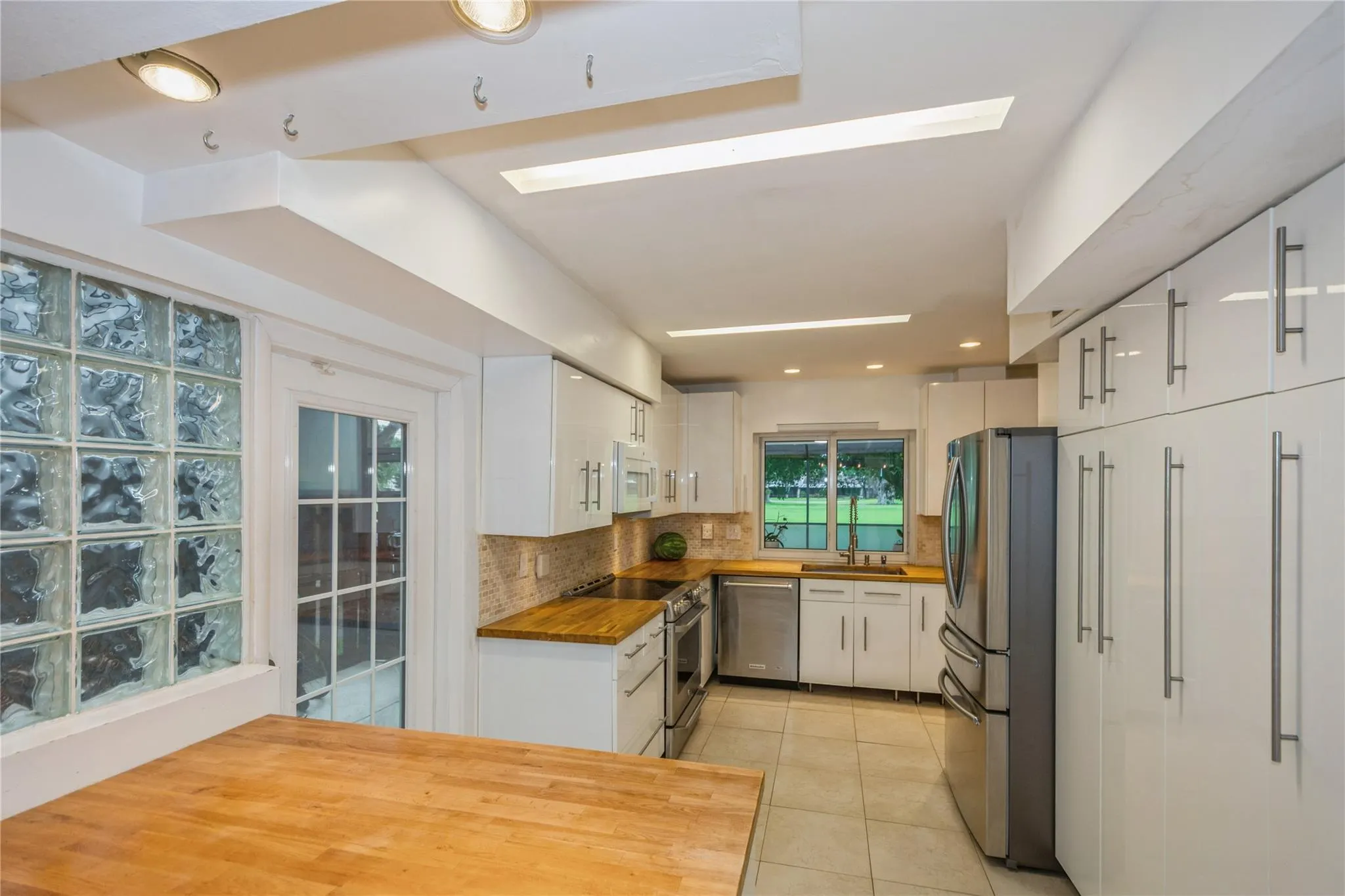 1400 W Sandpiper Cir