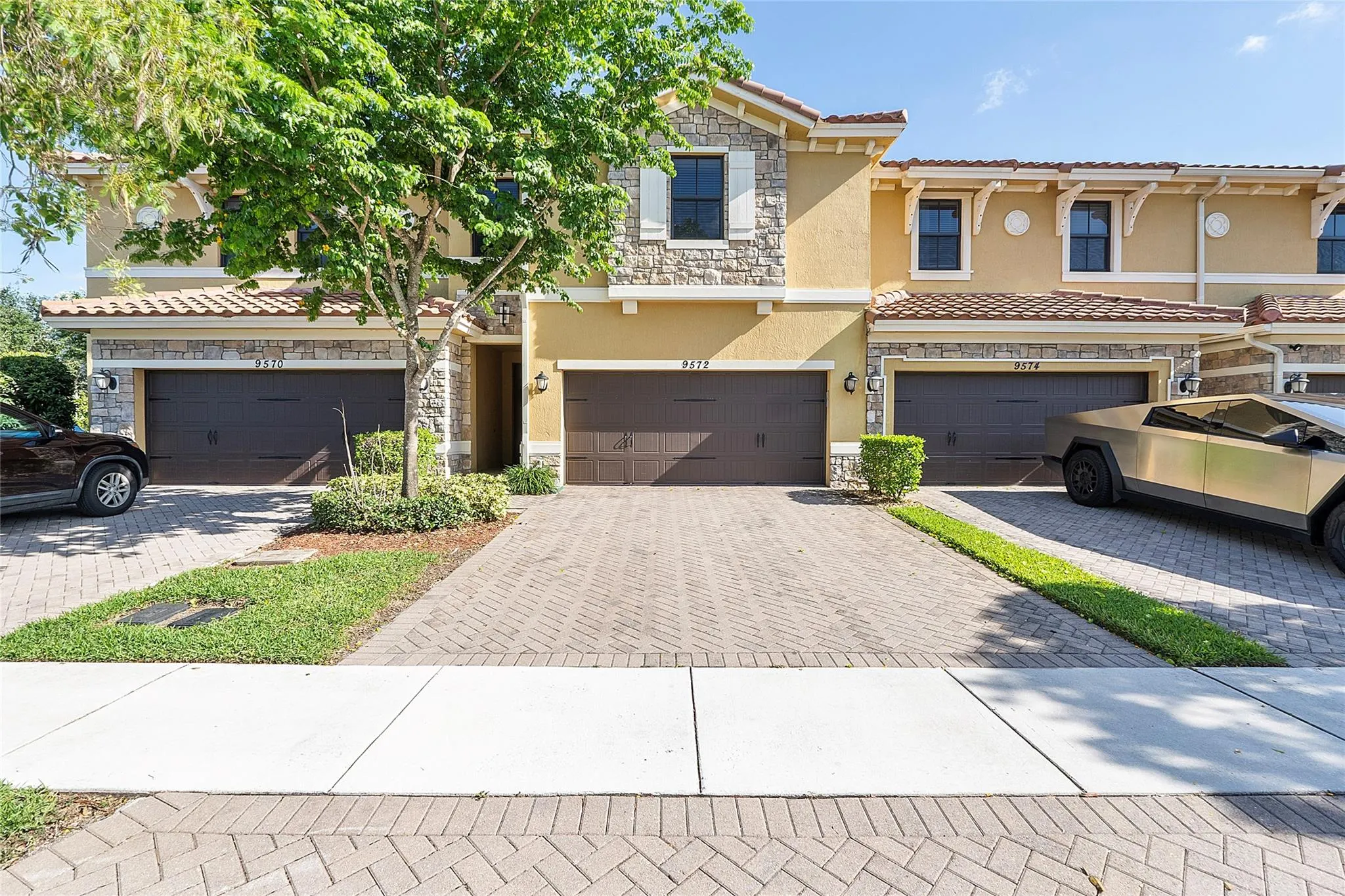 9572 Town Parc Circle North