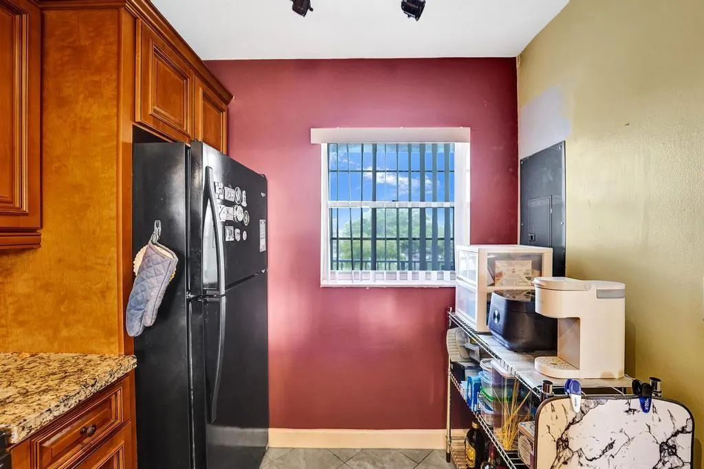 9230 Lagoon Pl, #406