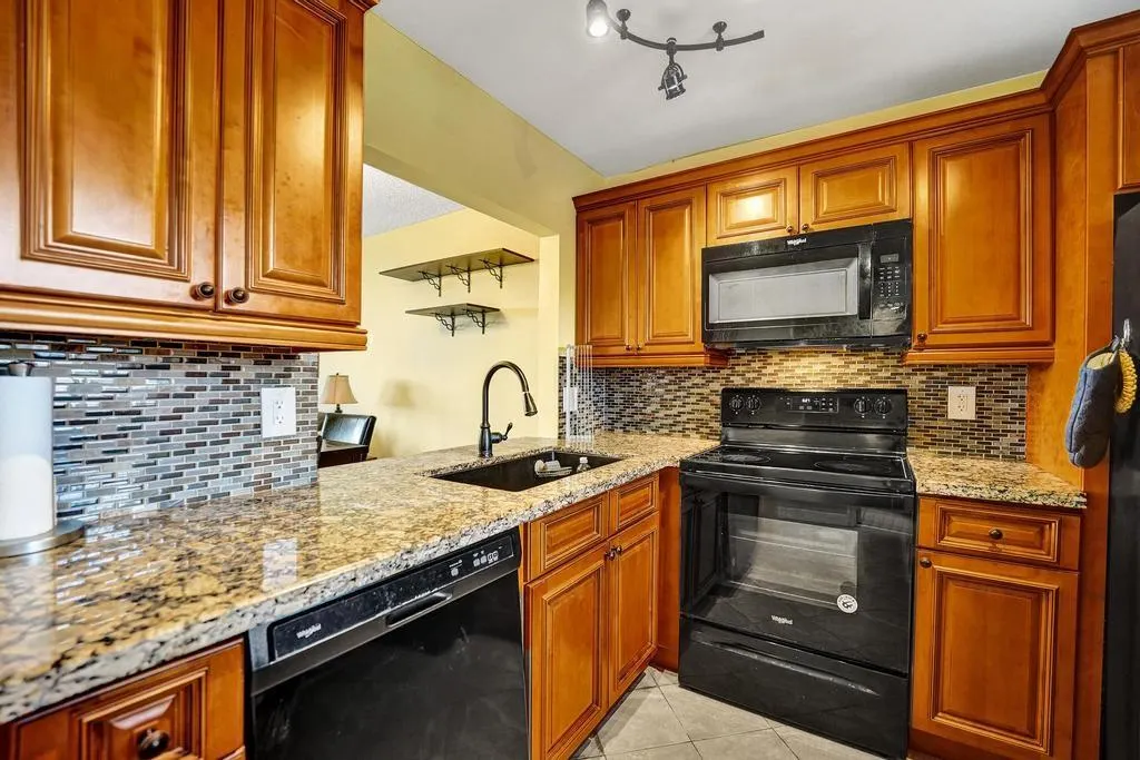 9230 Lagoon Pl, #406