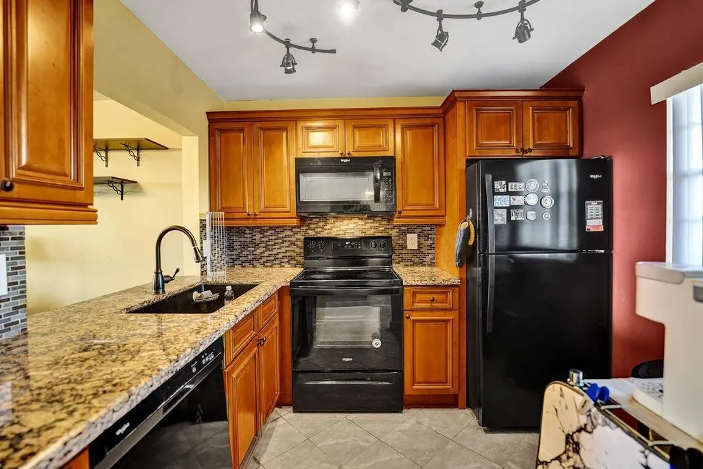 9230 Lagoon Pl, #406