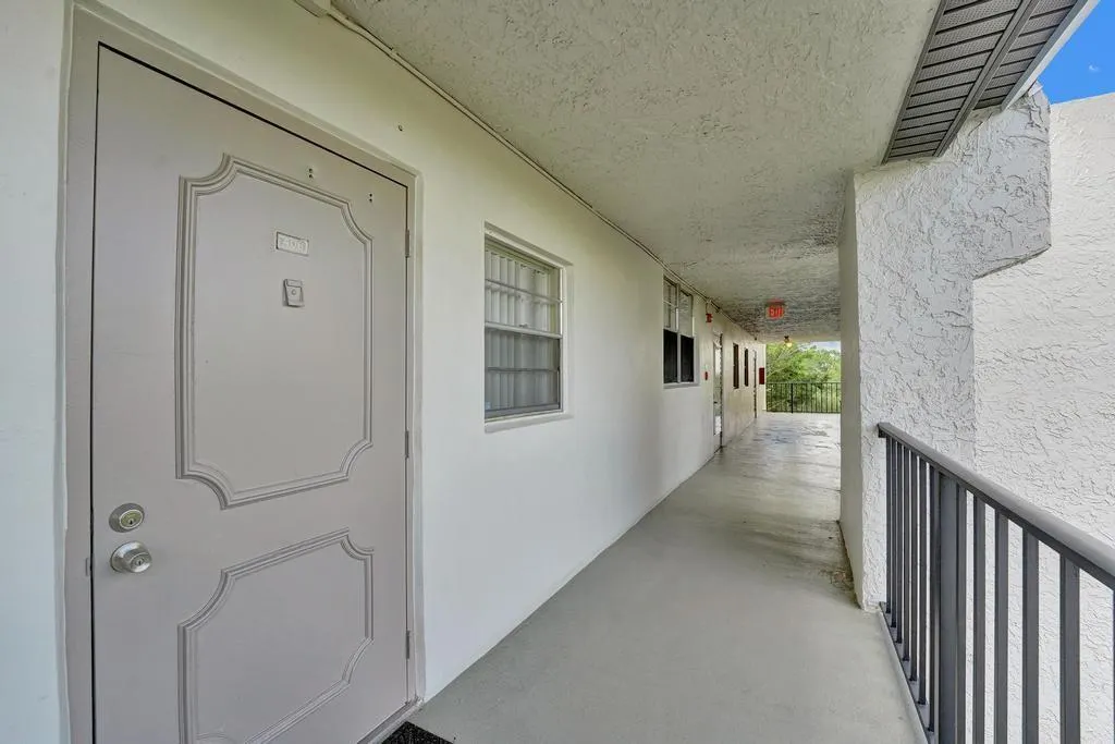 9230 Lagoon Pl, #406