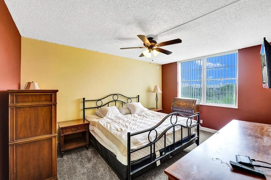 9230 Lagoon Pl, #406