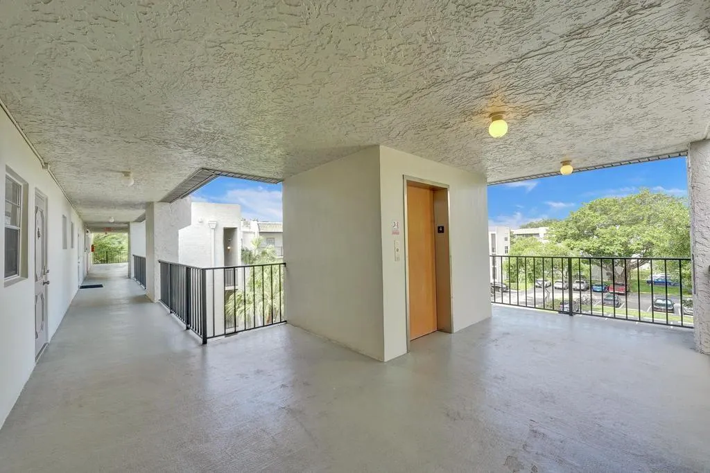 9230 Lagoon Pl, #406