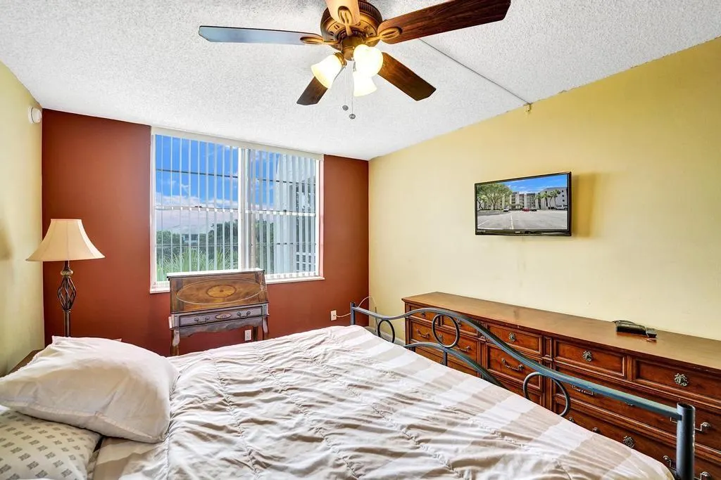 9230 Lagoon Pl, #406