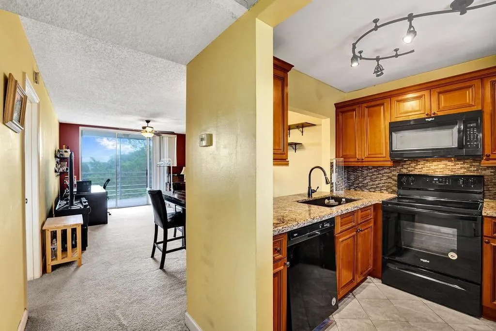9230 Lagoon Pl, #406