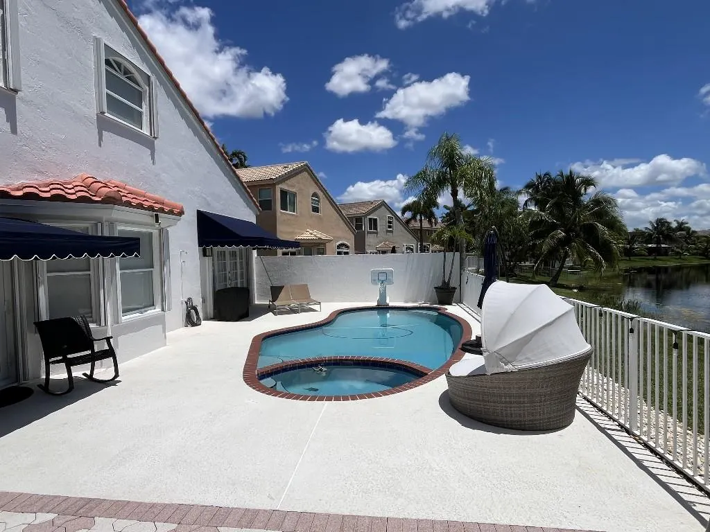 19000 NW 10th St
