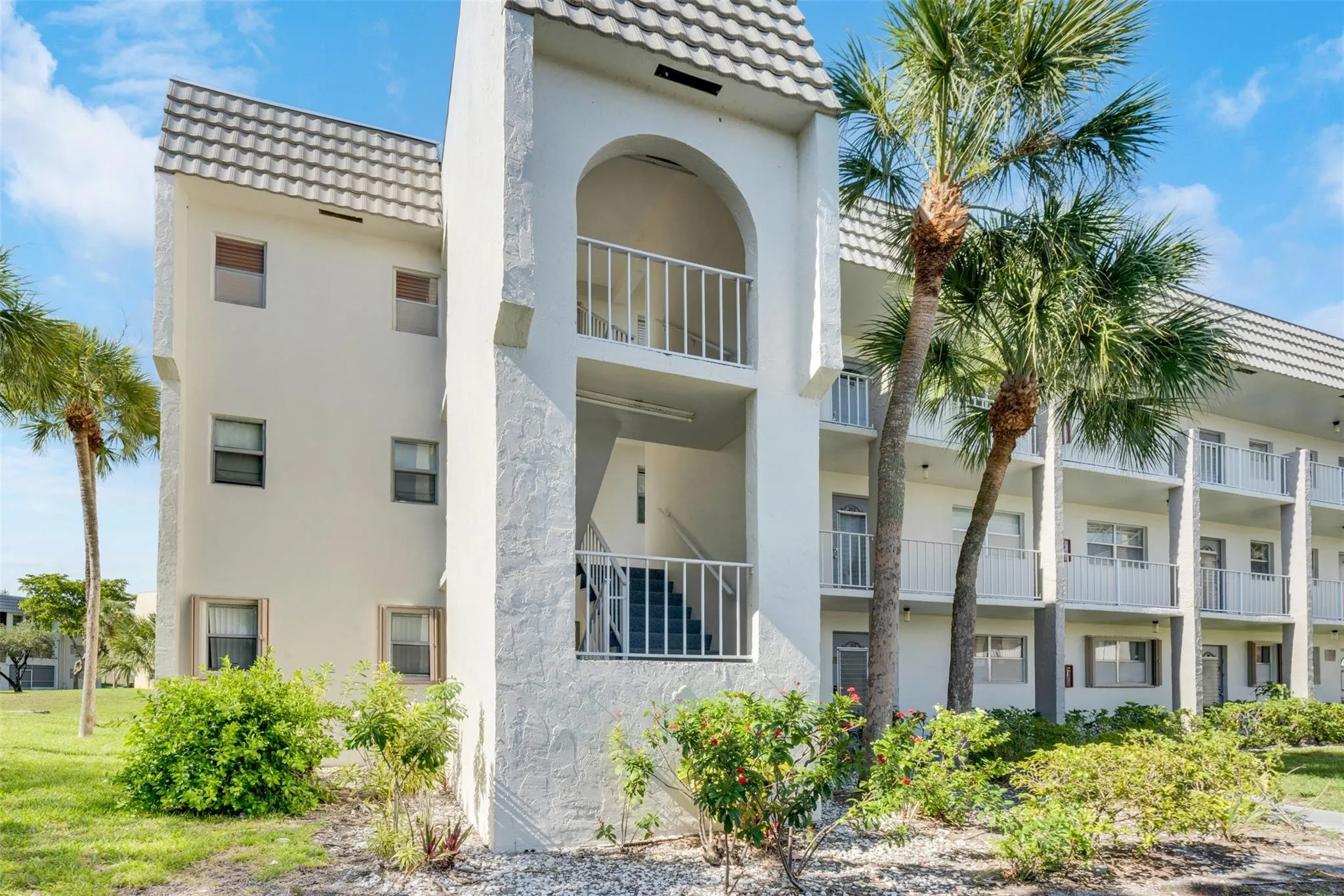 8510 Sunrise Lakes Blvd, #208