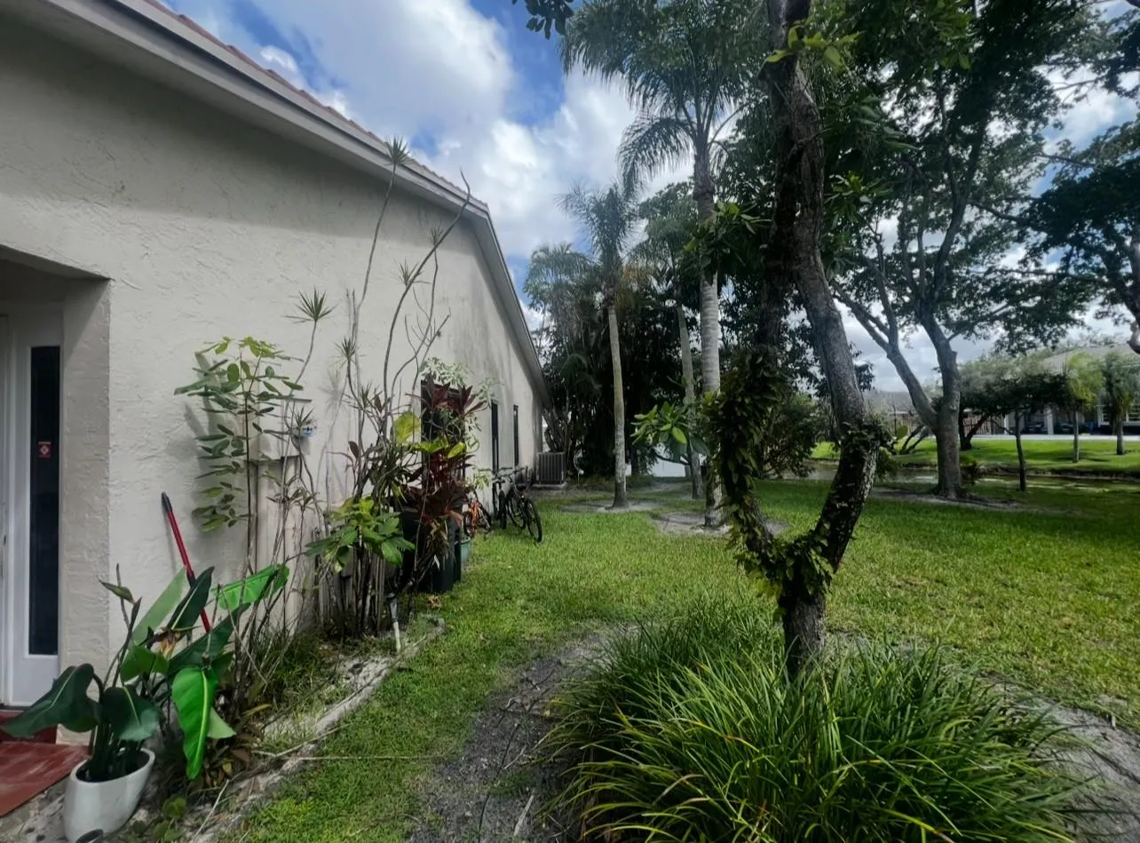 718 SW 88th Ter