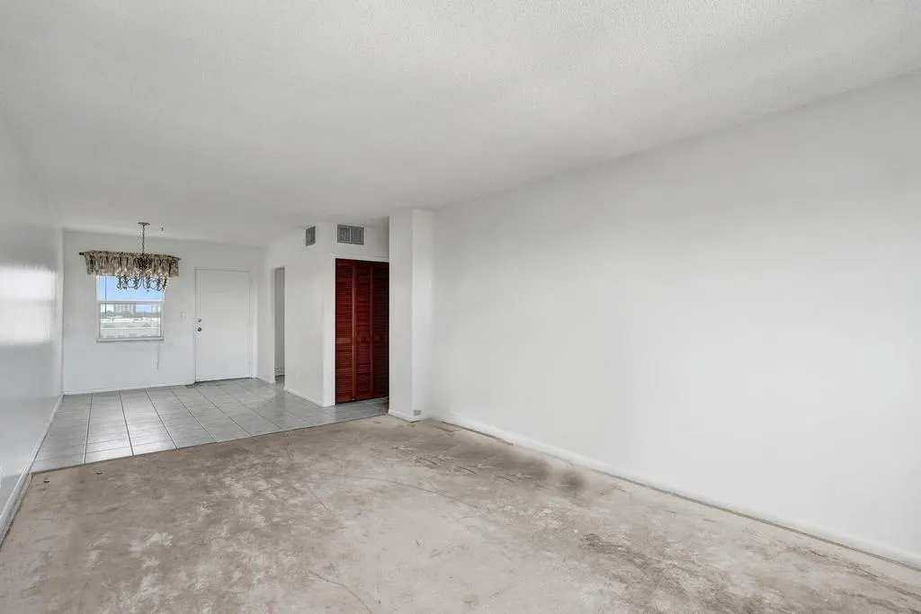 2555 NE 11th St, #804