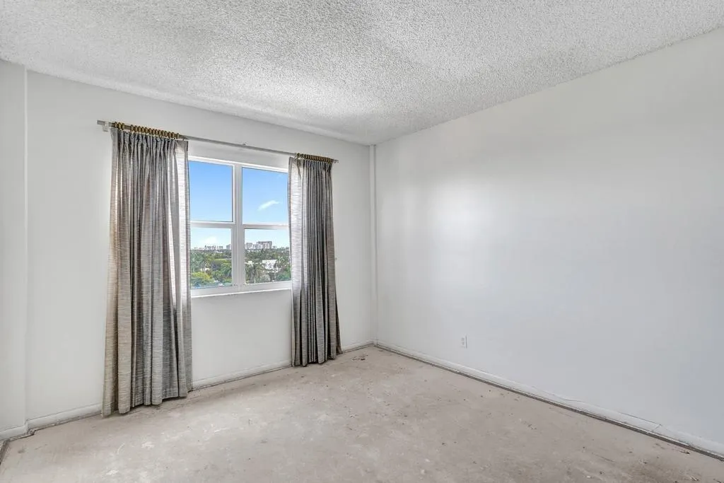 2555 NE 11th St, #804