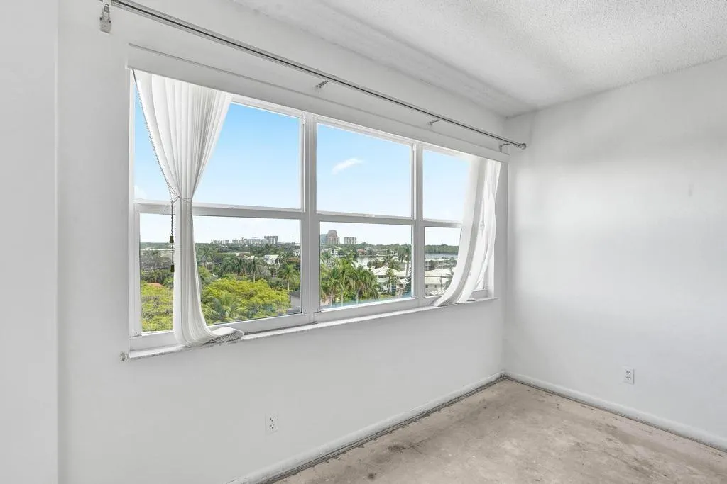 2555 NE 11th St, #804